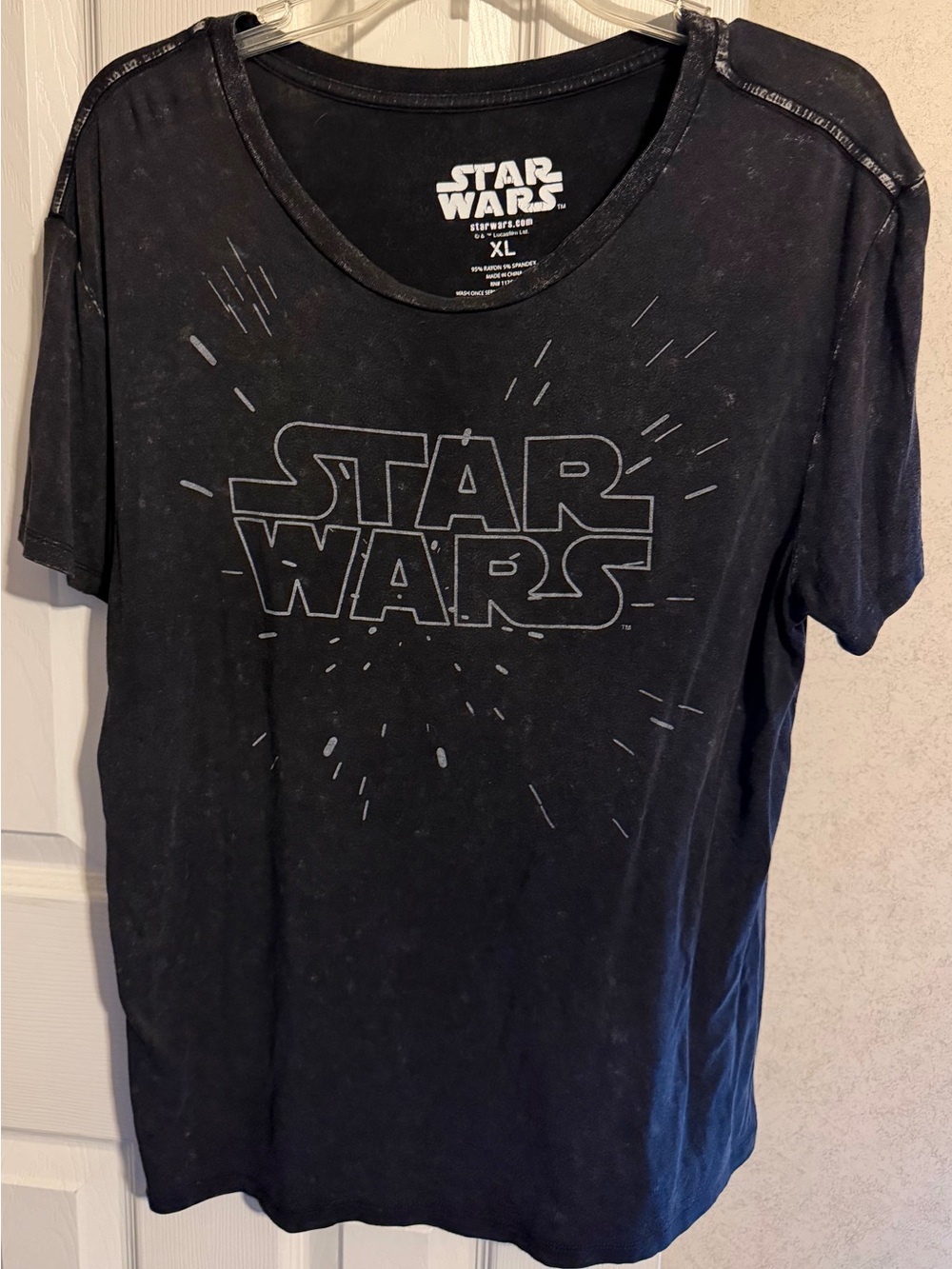 Star Wars Distressed Black Pre-Owned Woman’s XL SS T-Shirt 95% Rayon 5% Spandex